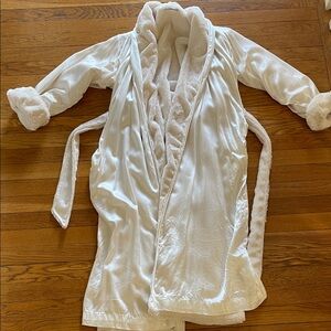 Giraffe at Home Cozy Cream Satin/Plush Robe